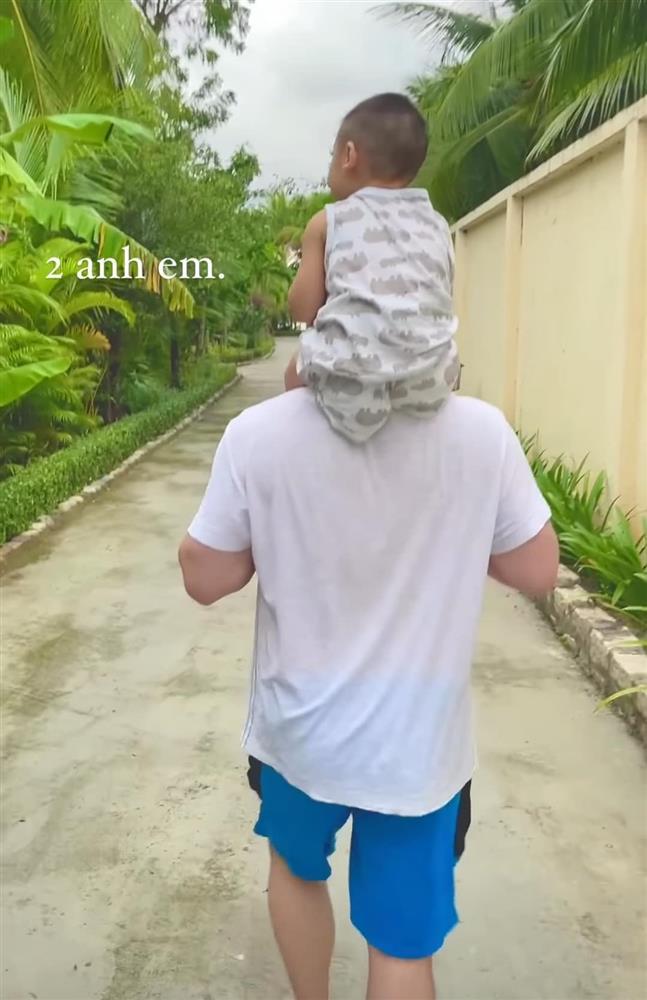 Con trai Lan Khuê dạo chơi cơ ngơi khủng miền biển của bố-5