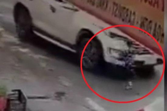 Con trai 4 tuổi chạy theo ô tô khi mua sữa, bị mẹ tông trúng tử vong