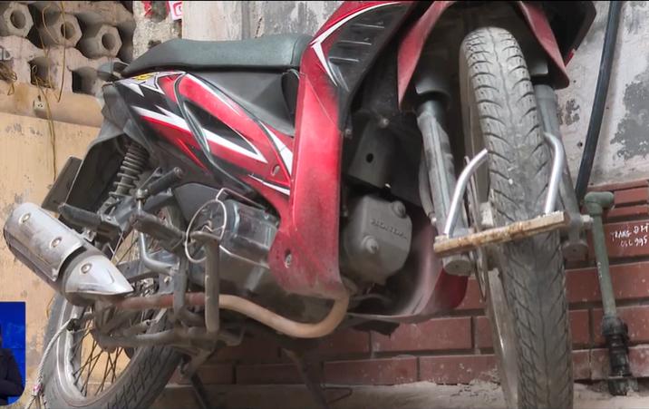 Hà Nội: Liên tiếp hơn 10 xe máy trong 1 ngõ không cánh mà bay dù có 2 khóa chống trộm-2