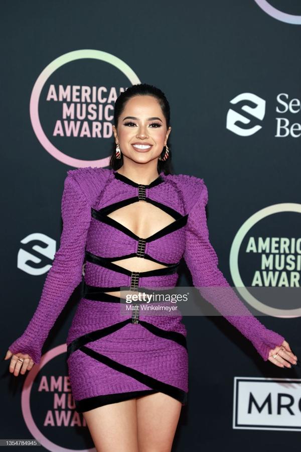 Chiêu mặc đầm cut-out giữa người cũng được Becky G áp dụng.