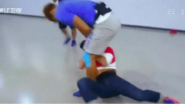 Vừa xé bảng tên Kim Jong Kook, Trương Thế Vinh khoe body siêu cấp-13