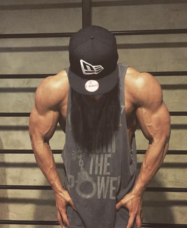 Vừa xé bảng tên Kim Jong Kook, Trương Thế Vinh khoe body siêu cấp-10