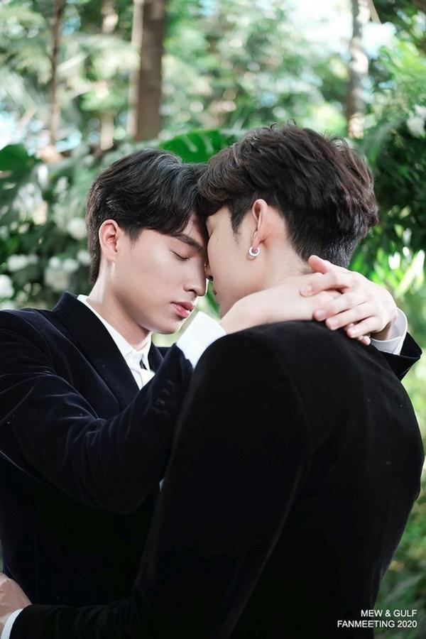 Real nhất làng đam mỹ Thái: Mỹ nam gốc Việt và bạn thân chụt nhau ngoài đời!-1