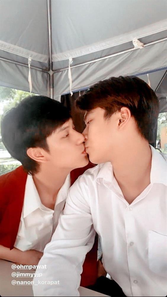 Real nhất làng đam mỹ Thái: Mỹ nam gốc Việt và bạn thân chụt nhau ngoài đời!-9