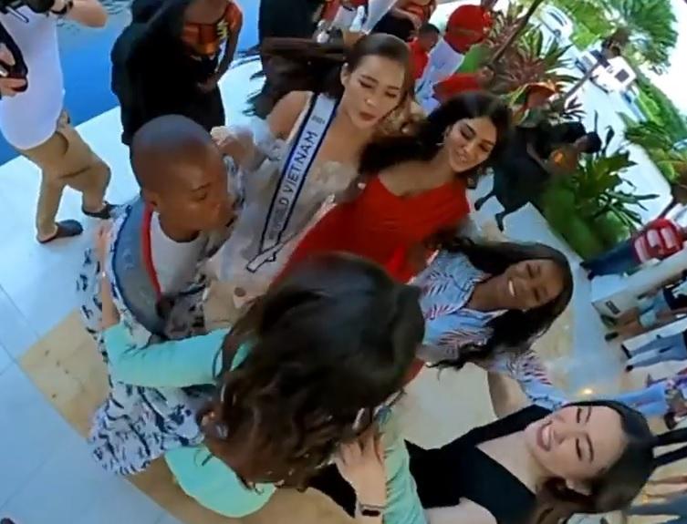 Đỗ Hà zẩy đầm tại Miss World, đeo ngược dải băng Vietnam-4