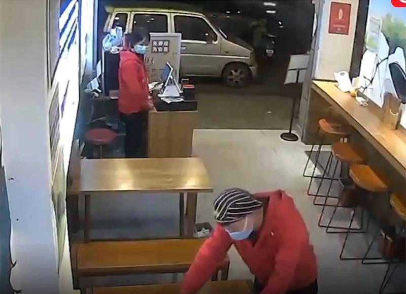 Hình phạt của chủ quán khi 2 nhân viên âu yếm trong giờ làm-1