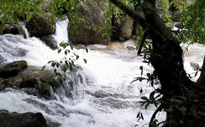 Đến thác Đăng Mò tắm nước ngầm bí ẩn chảy từ nhiều nguồn trong núi-3
