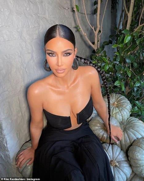 Được bồ trẻ kém 13 tuổi khen sexy, Kim Kardashian càng hở bạo-2