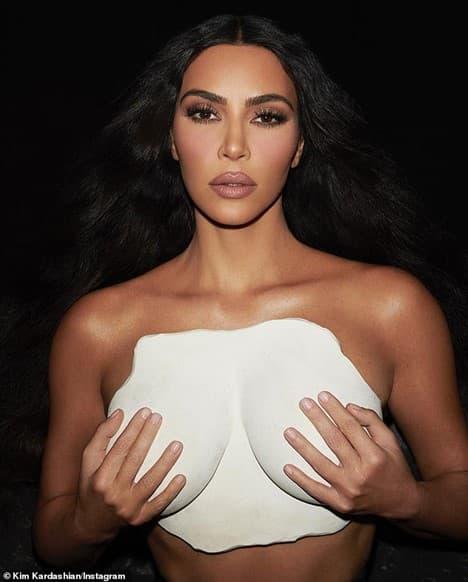 Được bồ trẻ kém 13 tuổi khen sexy, Kim Kardashian càng hở bạo-3