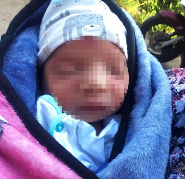 Bé sơ sinh nặng 3kg chưa rụng cuống rốn bị bỏ rơi ở ngã ba đường-1