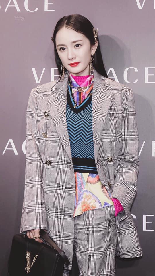 Dương Mịch mix áo sơ mi họa tiết hack tuổi như gái đôi mươi-2