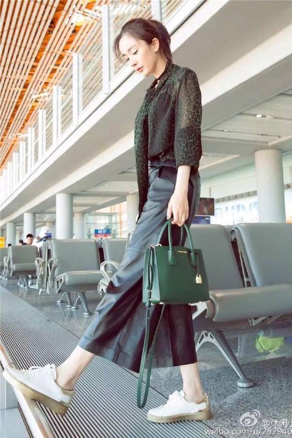 Dương Mịch mix áo sơ mi họa tiết hack tuổi như gái đôi mươi-6