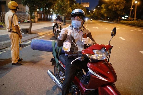 Ông bố chở bình oxy cứu con: Tặng máy tạo oxy cho người khó khăn-1