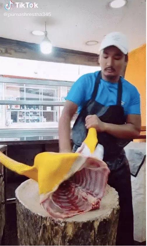 Người đàn ông chặt thịt 1 loài vật khiến cả cõi mạng đứng hình-2