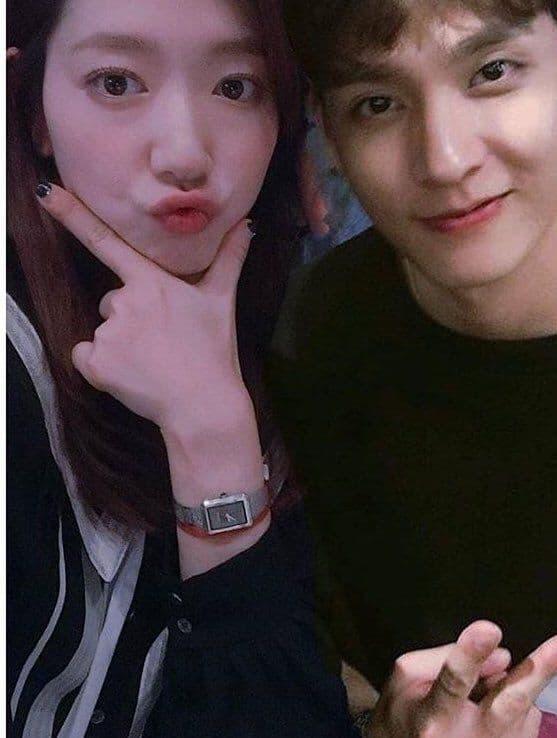 Mang thai, Park Shin Hye vẫn diện đồ tôn dáng như chẳng bầu bí-2