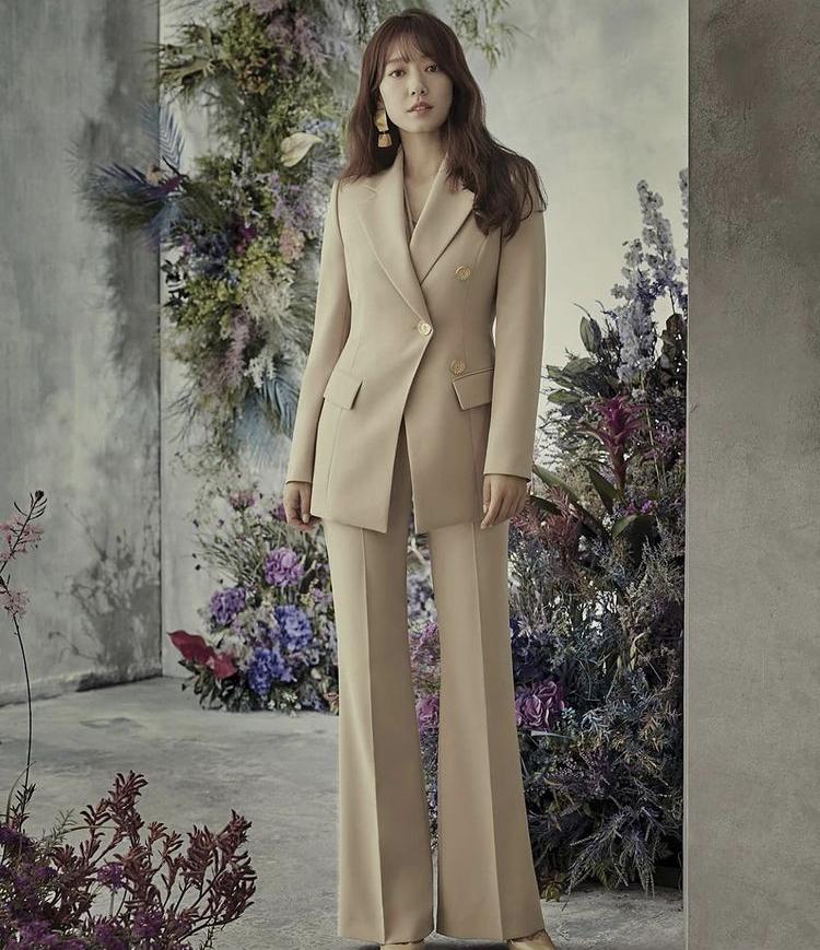 Mang thai, Park Shin Hye vẫn diện đồ tôn dáng như chẳng bầu bí-4