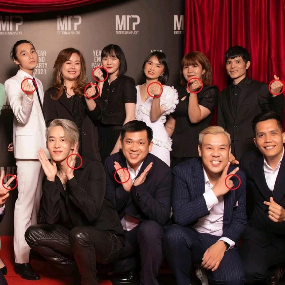 Nhẫn đôi của Hải Tú - Sơn Tùng biến thành nhẫn đồng phục công ty-6