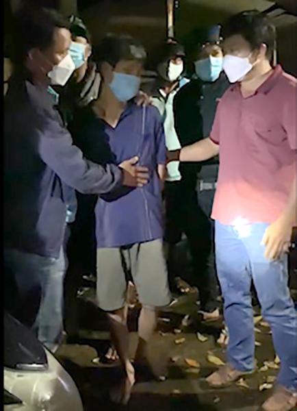 Đã bắt được nghi can đâm chết tình địch tại nhà vợ cũ-1