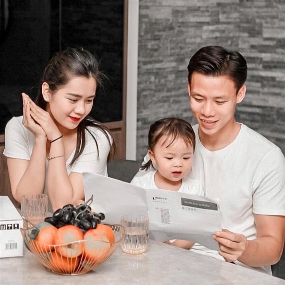 Bà xã Quế Ngọc Hải lộ bụng lùm lùm, sẵn sàng đón tập 2-3