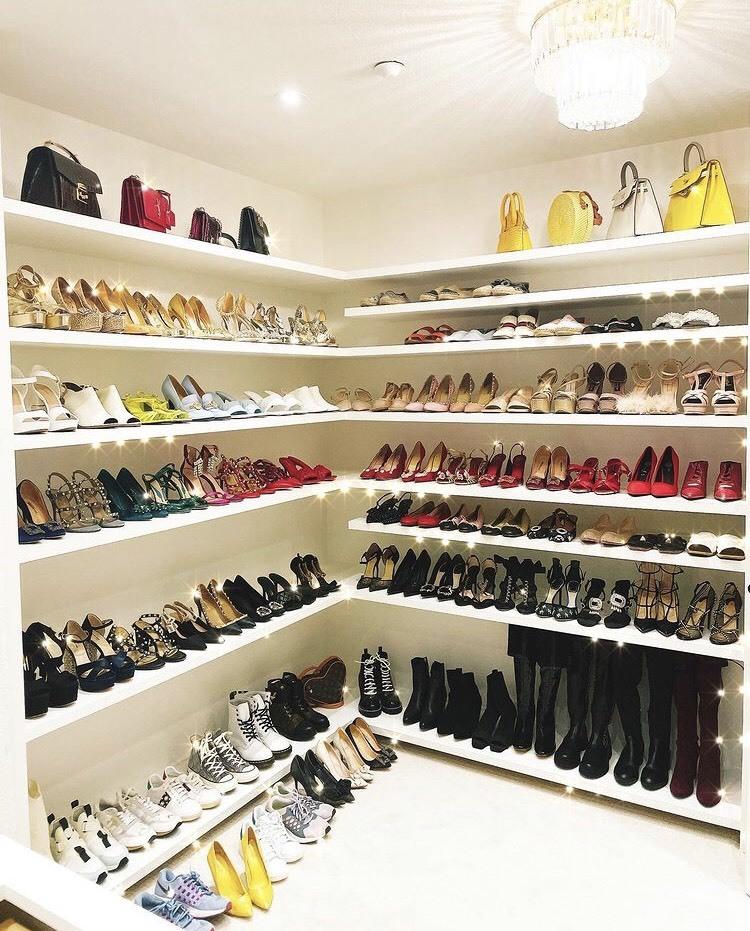 Cận cảnh 8 kệ giày sặc mùi tiền của Phạm Hương tại Mỹ-2