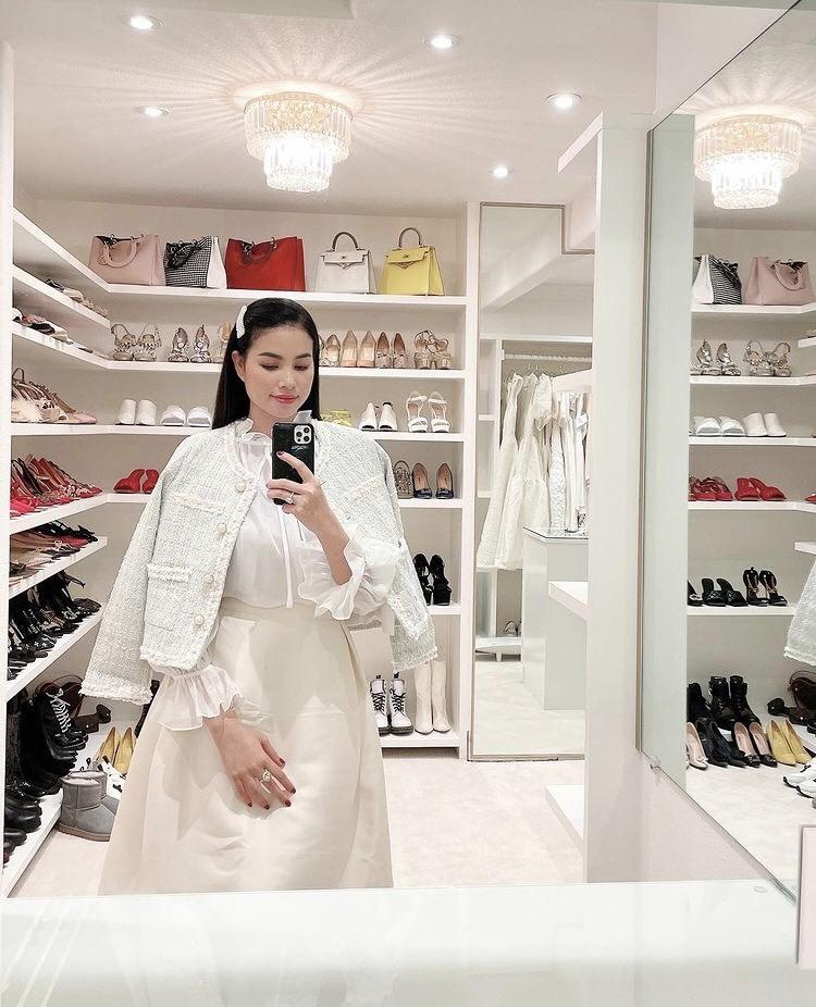 Cận cảnh 8 kệ giày sặc mùi tiền của Phạm Hương tại Mỹ-3