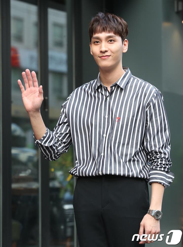 Chồng Park Shin Hye thuộc hội bạn thân nhóm án tình dục-7