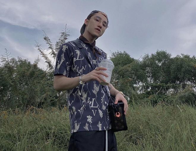 Sơn Tùng nghiện mặc sơ mi họa tiết vẫn nam tính ngời ngời-4