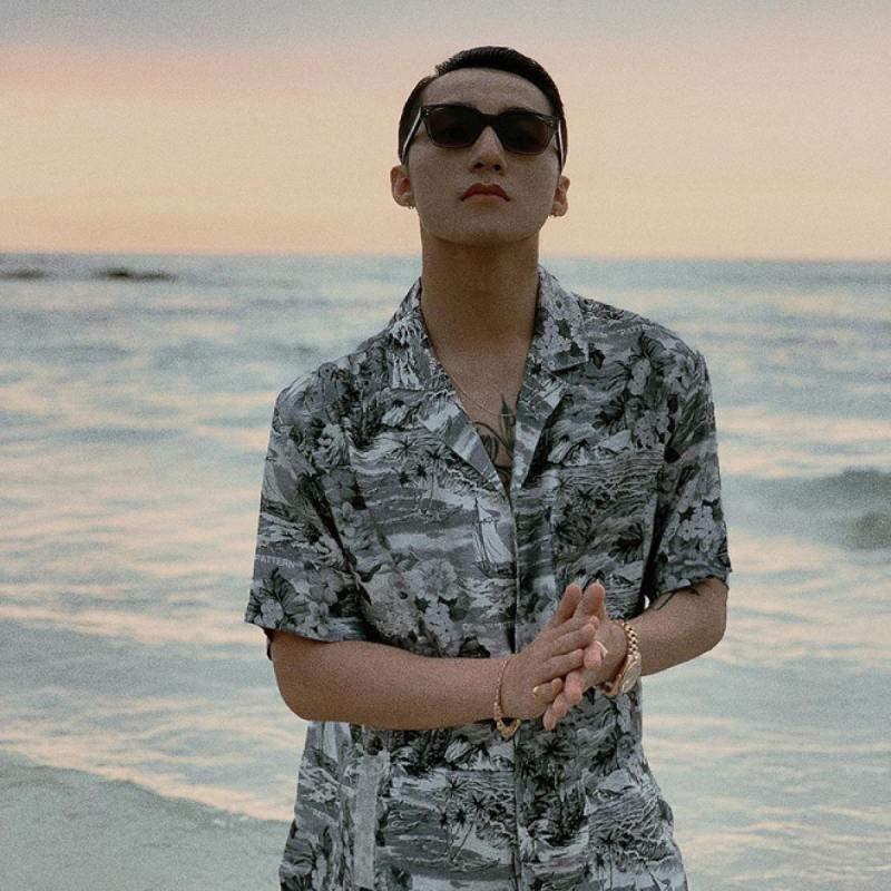 Sơn Tùng nghiện mặc sơ mi họa tiết vẫn nam tính ngời ngời-7