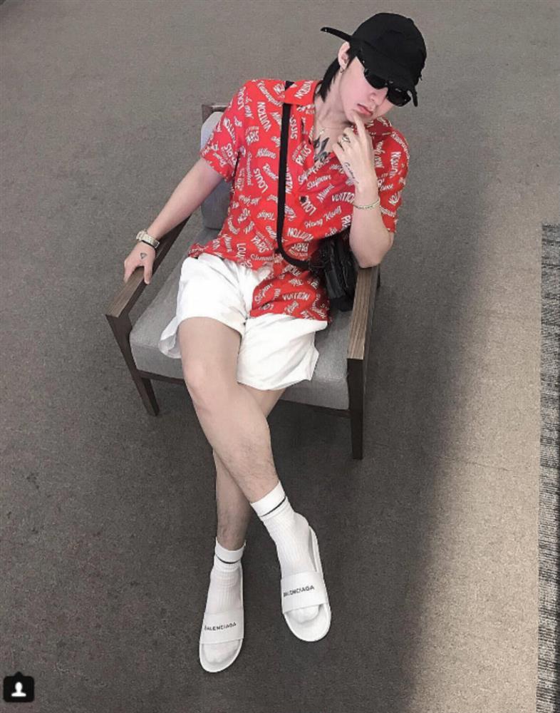 Sơn Tùng nghiện mặc sơ mi họa tiết vẫn nam tính ngời ngời-6