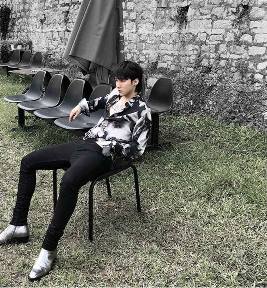 Sơn Tùng nghiện mặc sơ mi họa tiết vẫn nam tính ngời ngời-8