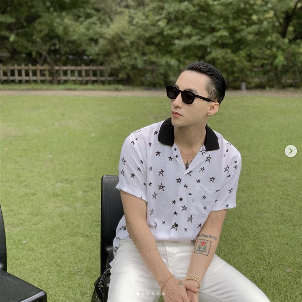 Sơn Tùng nghiện mặc sơ mi họa tiết vẫn nam tính ngời ngời-2