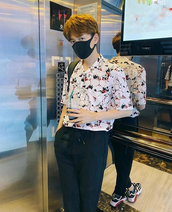 Sơn Tùng nghiện mặc sơ mi họa tiết vẫn nam tính ngời ngời-11