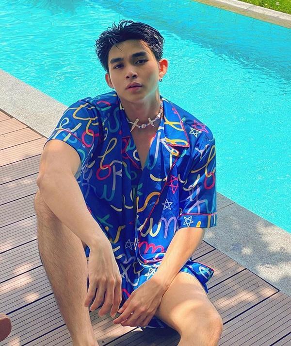 Sơn Tùng nghiện mặc sơ mi họa tiết vẫn nam tính ngời ngời-12