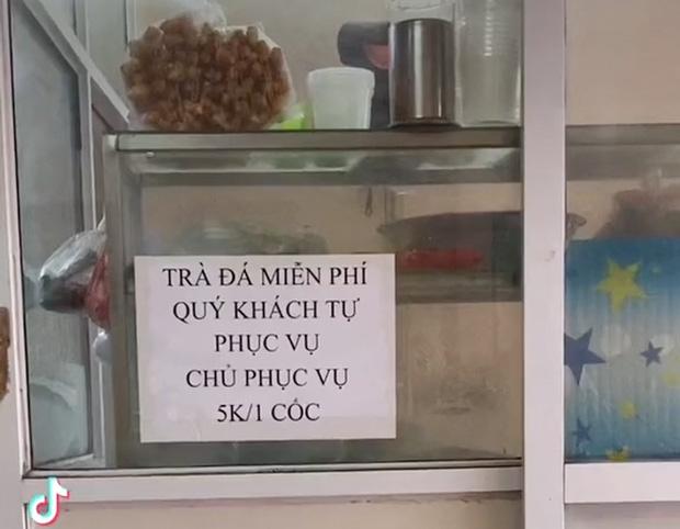 Chủ quán treo biển miễn phí trà đá nhưng khách đọc xong lú hẳn-1