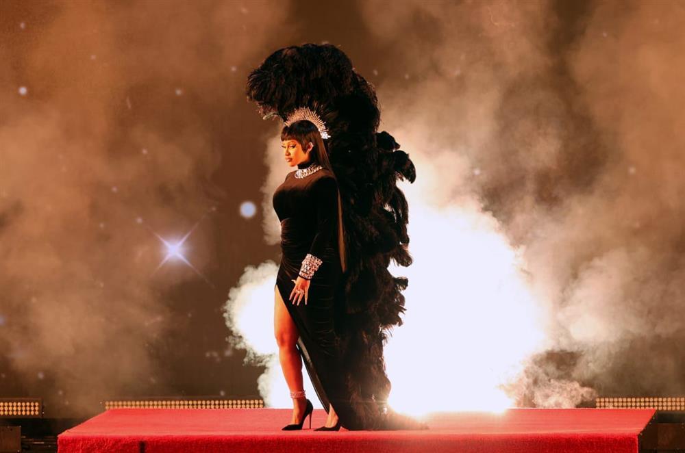 Cardi B thay 8 bộ đồ tại AMA 2021-4