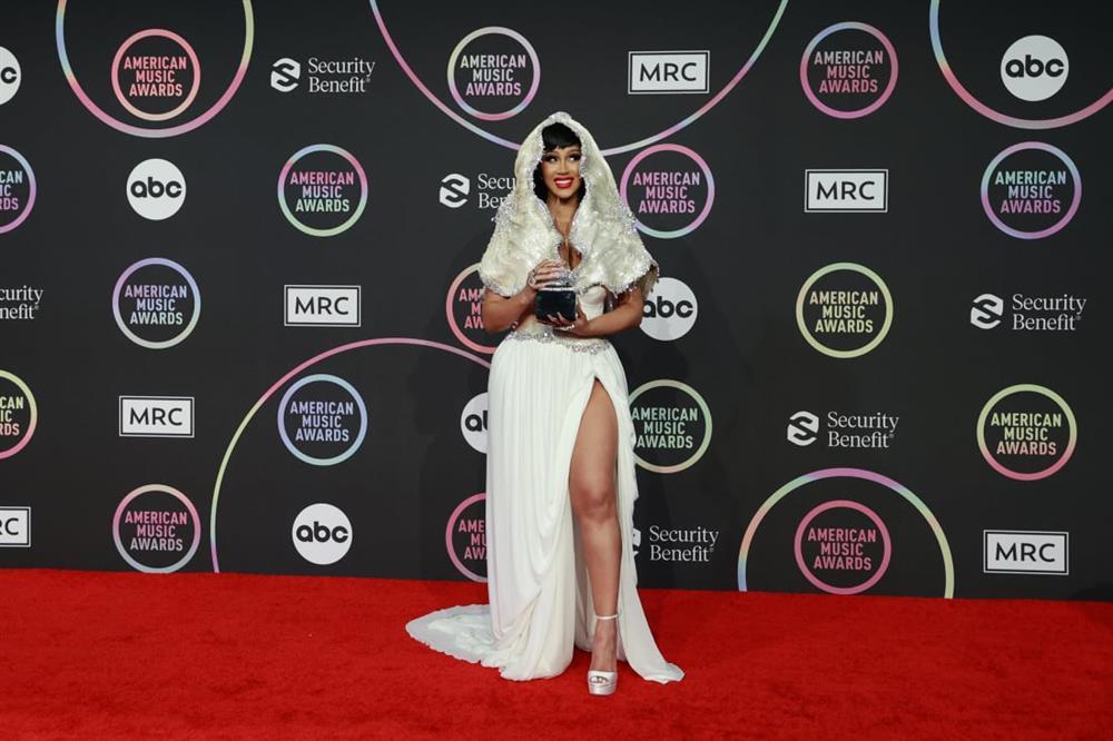 Cardi B thay 8 bộ đồ tại AMA 2021-10