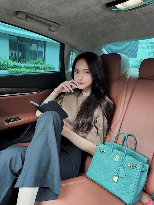 Nhìn Hương Giang chụp xế hộp, dân mạng thấy thương Lệ Quyên!-2