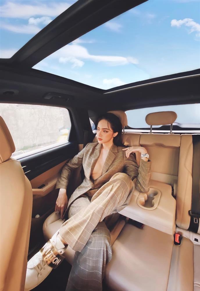 Nhìn Hương Giang chụp xế hộp, dân mạng thấy thương Lệ Quyên!-4