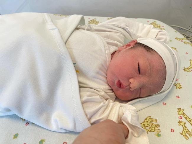 Nam Thương sinh bé thứ 2, Ba Duy thốt một câu fans bò lăn ra cười-1