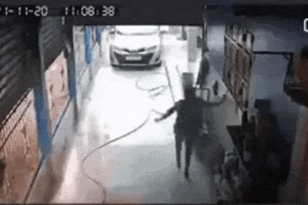 Thót tim nhìn 2 vợ chồng cùng bị điện giật khi dùng máy bơm-1