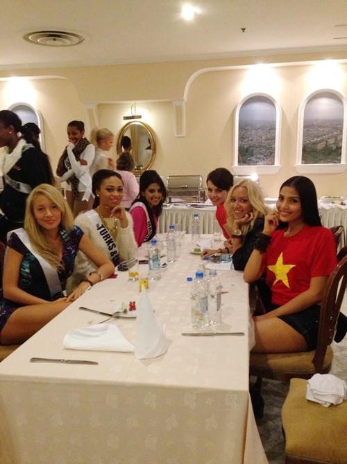 Đỗ Hà, HHen Niê và loạt mỹ nhân quảng bá cờ đỏ sao vàng-12