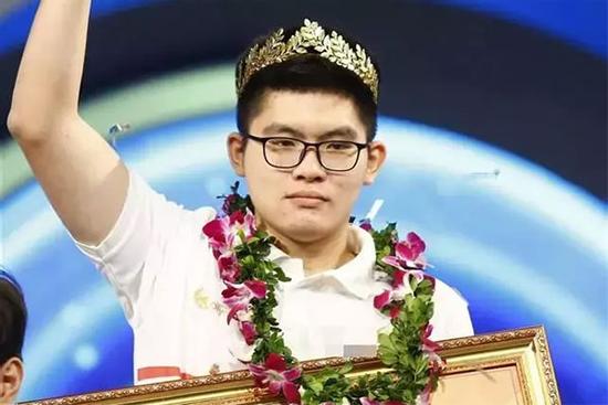 Quán quân Olympia 2021 chuẩn rich kid, tặng tiền khủng học sinh nghèo