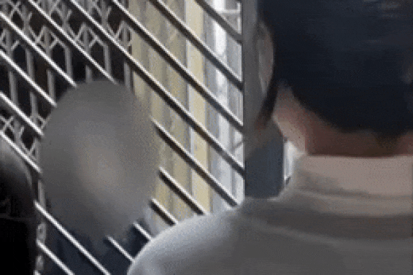 Bị nhắc nhở khi đốt bếp than, mẹ thiên hạ ngang ngược mắng chửi-1