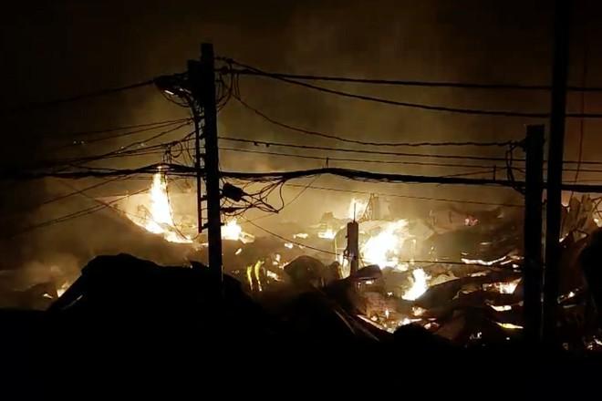 Hơn 100 cảnh sát dập tắt đám cháy lớn ở TP.HCM-1