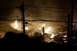 Hơn 100 cảnh sát dập tắt đám cháy lớn ở TP.HCM