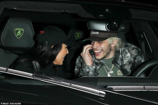 Kim Kardashian nắm tay bồ trẻ, vết cắn tình yêu chiếm spotlight-1