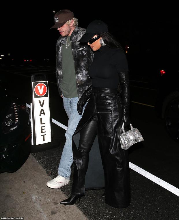 Kim Kardashian nắm tay bồ trẻ, vết cắn tình yêu chiếm spotlight-7