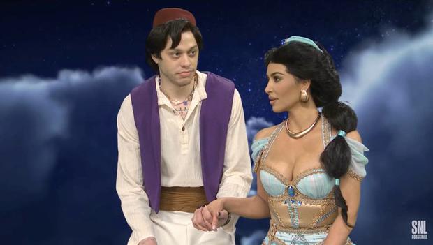 Kim Kardashian nắm tay bồ trẻ, vết cắn tình yêu chiếm spotlight-9