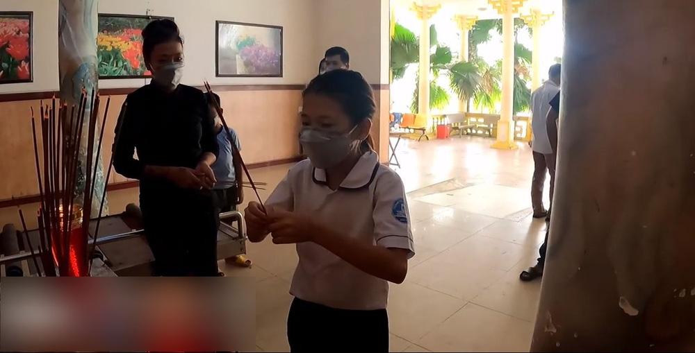 Bé gái khóc nghẹn khi tiễn đưa mẹ về nơi chín suối: Đi về nhà nha mẹ, ở đây lạnh lẽo lắm-2