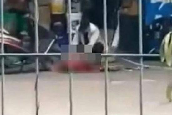 Bị 'cắm sừng', gã thanh niên truy sát bạn gái rồi mổ bụng nạn nhân